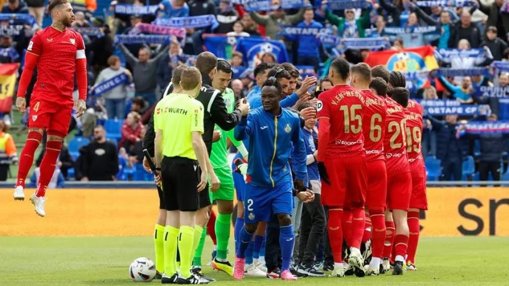 Multa de 27.000€ al Getafe y clausura parcial de su estadio tres partidos por racismo. Saludo de los jugadores del Sevilla FC y el Getafe, momentos antes del comienzo del partido. Efe / Zipi