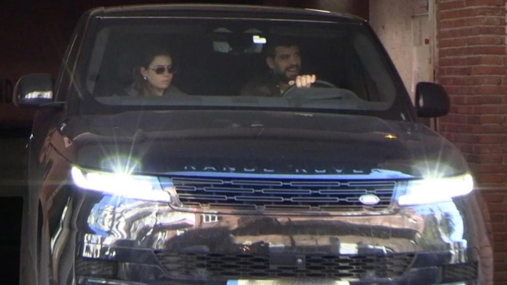Clara Chía y Gerard Piqué saliendo de su casa de Barcelona, este jueves, 4 de abril.
