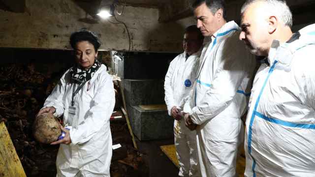 El presidente del Gobierno, Pedro Sánchez, y el ministro de Memoria Democrática, Ángel Víctor Torres, durante su visita al laboratorio forense del Valle de los Caídos.