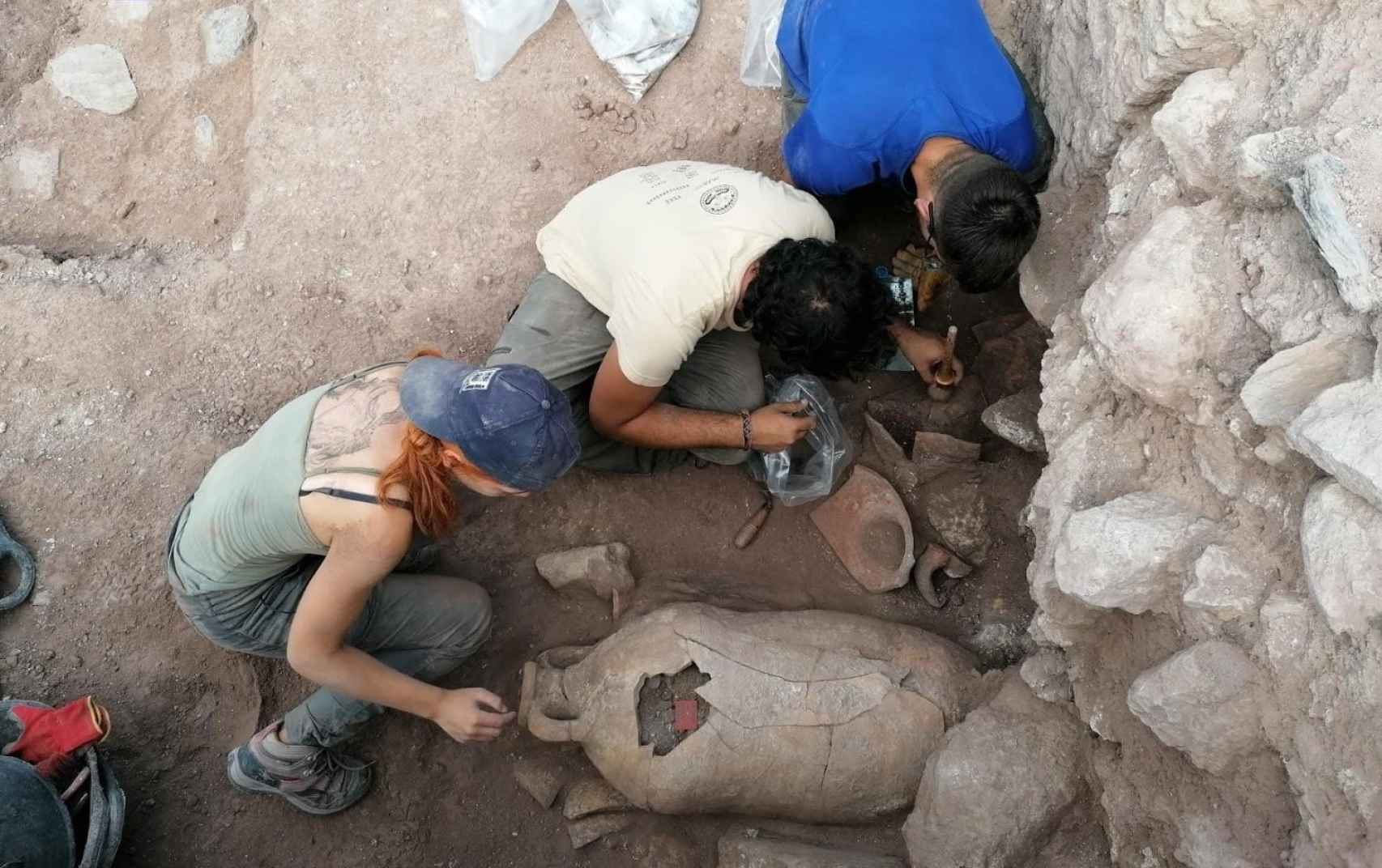 Arqueólogos excavando un ánfora con restos de garum en su interior