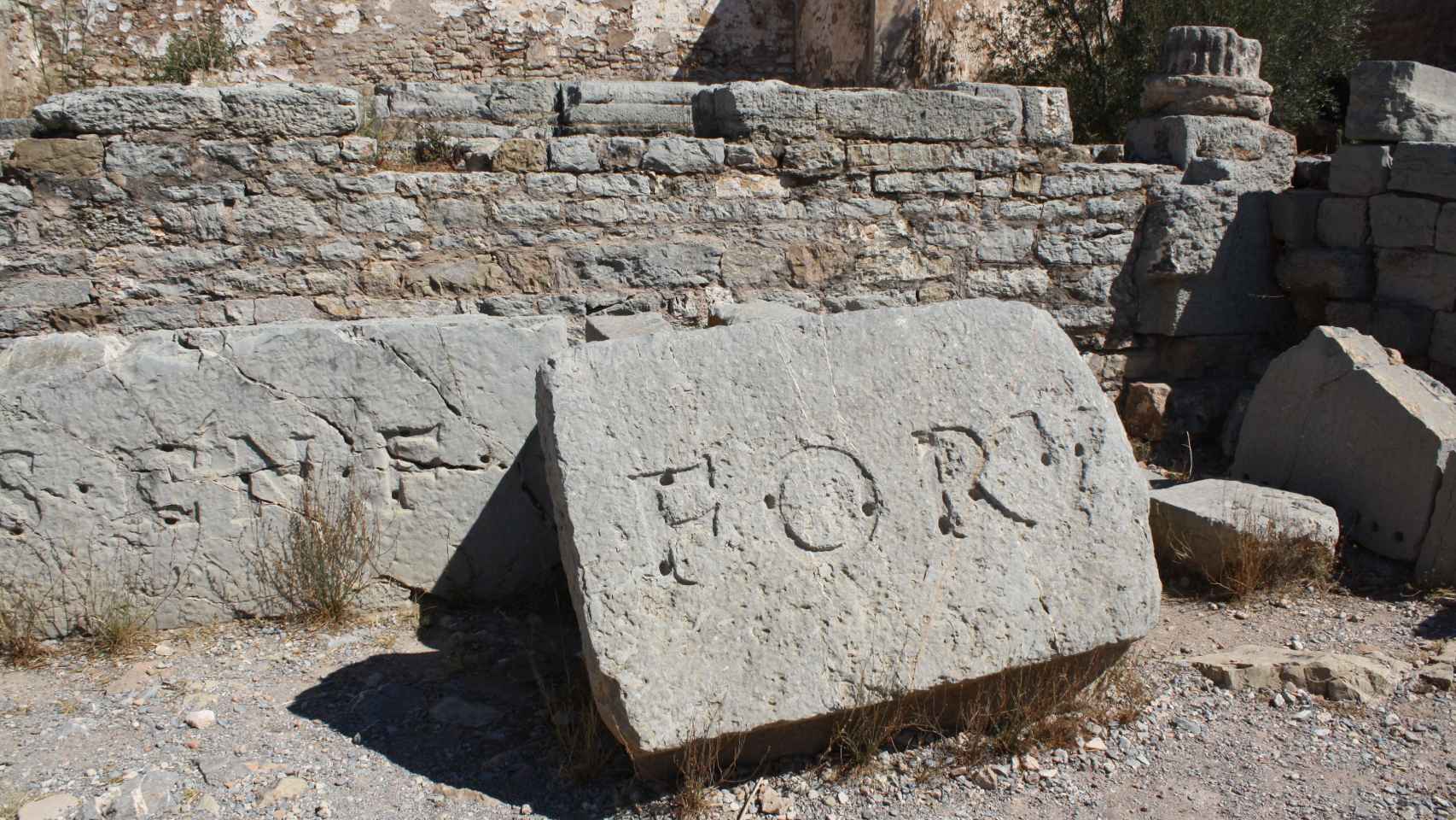 Inscripción romana hallada en Sagunto.