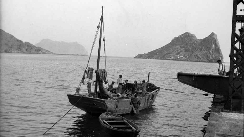 Fotografía de 1902 de un barco pesquero junto a la Isla del Fraile