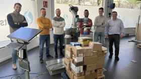 Parte del equipo de CFZ Cobots junto a la 'demo' que expondrán esta semana en Advanced Factories en Barcelona.