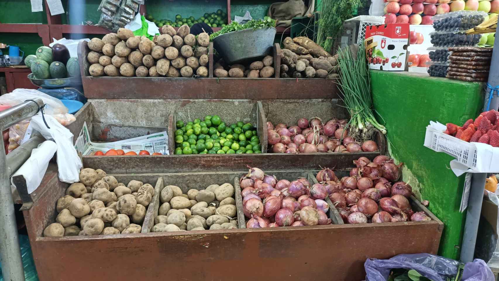 Imagen de la gran variedad de patatas para comprar en un puesto del mercado de Surquillo, en Lima.