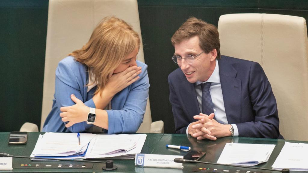 La vicealcaldesa de Madrid y delegada de Seguridad y Emergencias, Inma Sanz, y el alcalde de Madrid, José Luis Martínez-Almeida.