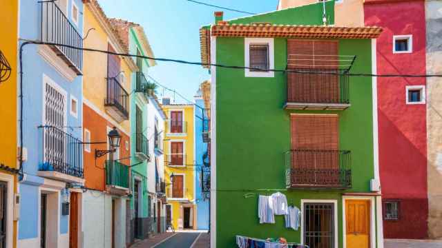 Algunas fachadas coloridas de La Vila Joiosa.