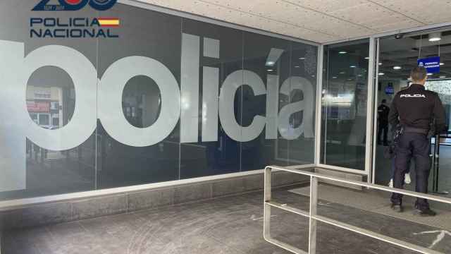 Entrada de la Comisaría provincial de la Policía Nacional de Alicante.