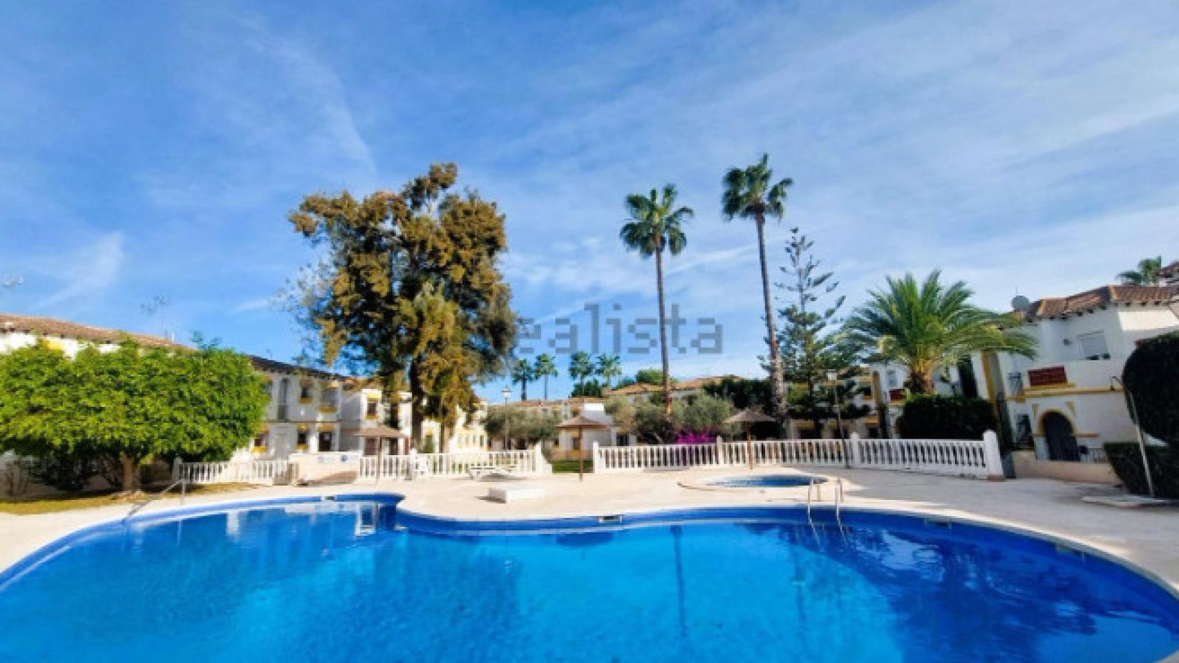 Bungaló con piscina en San Miguel de Salinas.