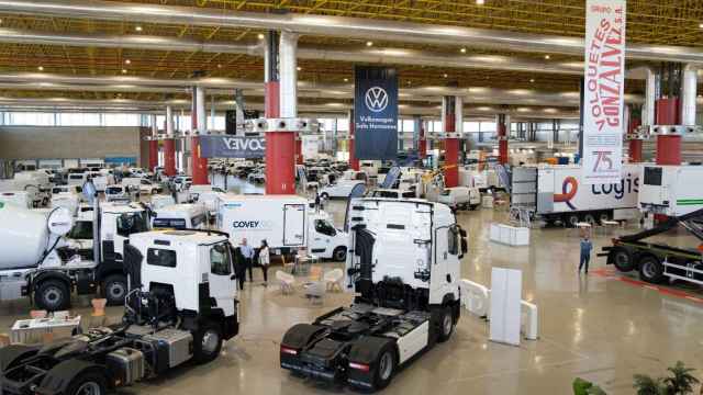 La exposición de vehículos industriales y comerciales en el IFA de Alicante.