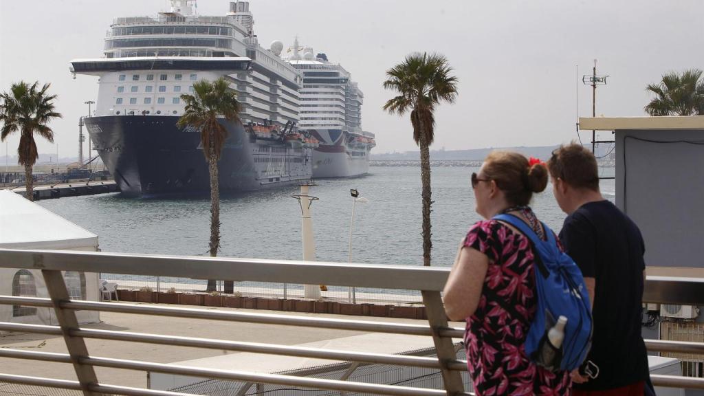Un crucero atracado en el Puerto de Alicante, en imagen de archivo.