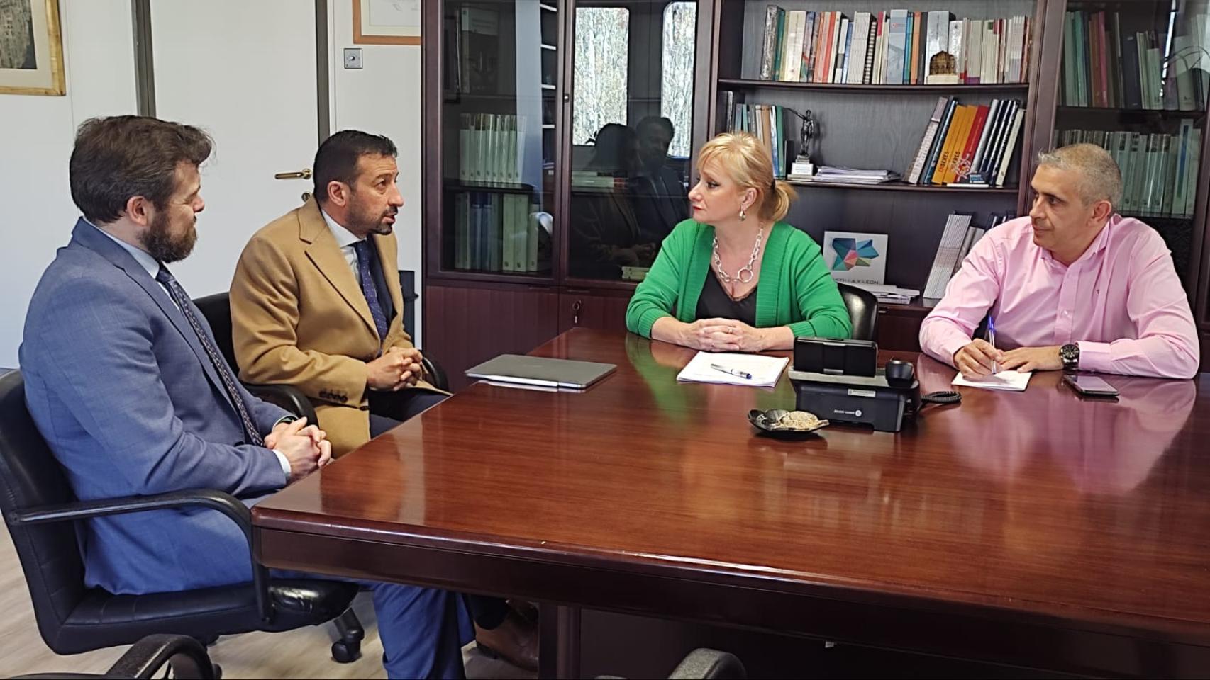 El director Comercial y de Desarrollo de Negocio de Tresca, Raúl Rodríguez, y su director Financiero, Alejandro Fernández; junto a la delegada territorial, Leticia García