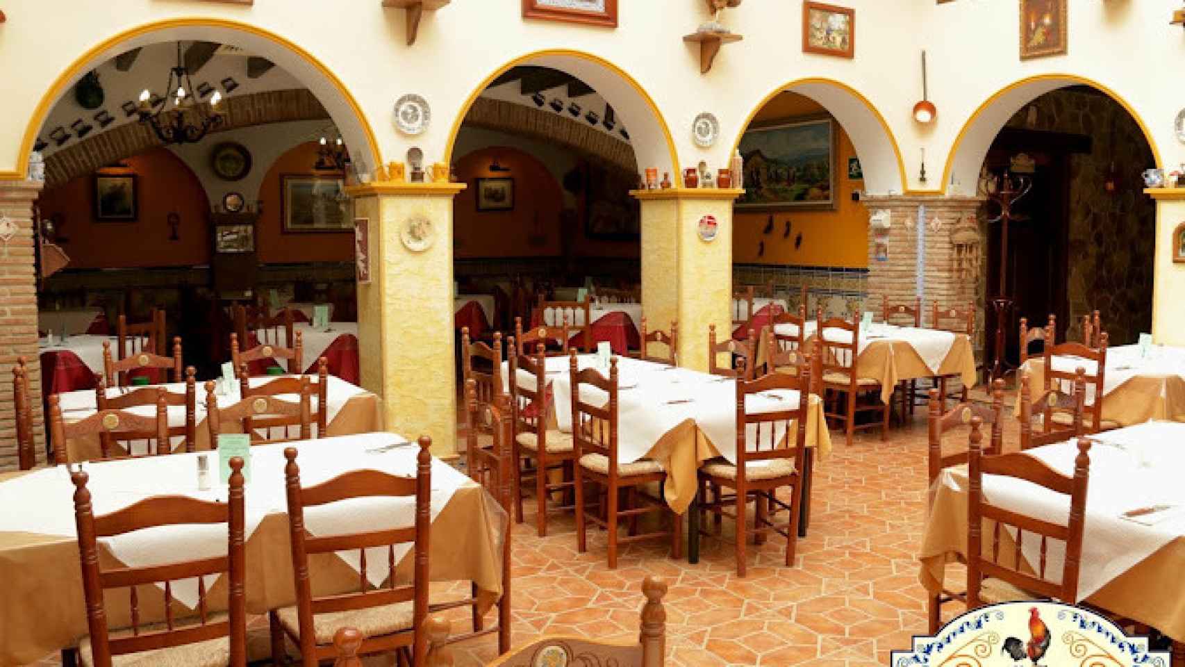 El interior del restaurante, decorado al estilo andaluz.