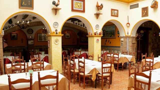 El interior del restaurante, decorado al estilo andaluz.