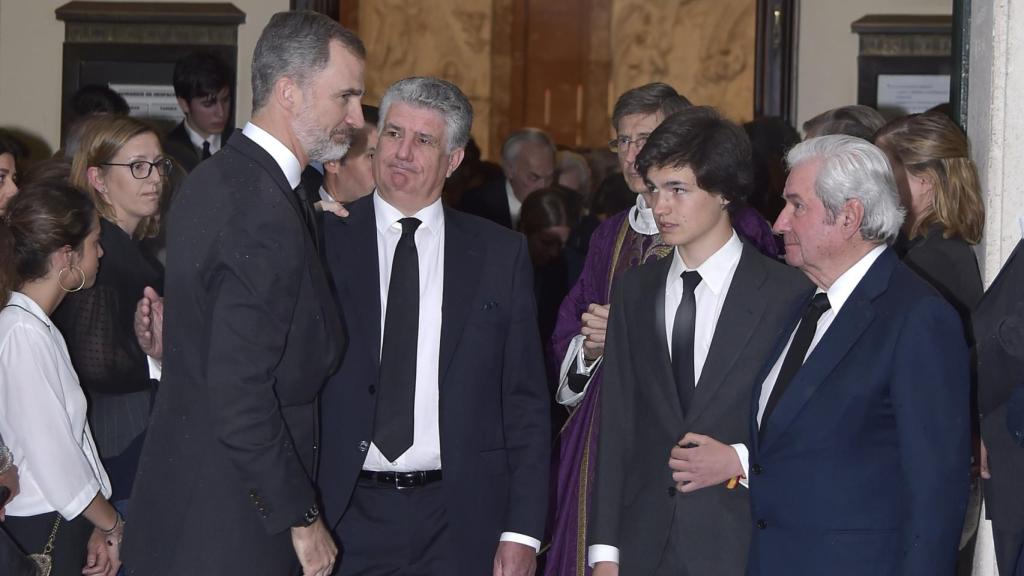 Íñigo Moreno de Arteaga en el funeral de su hijo Alfonso, junto al rey Felipe VI.