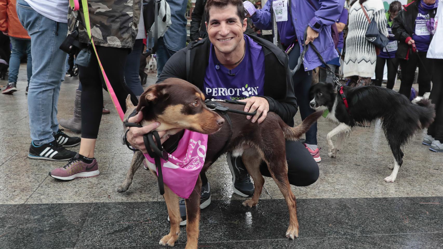 Julián Contreras junto a un perrito.