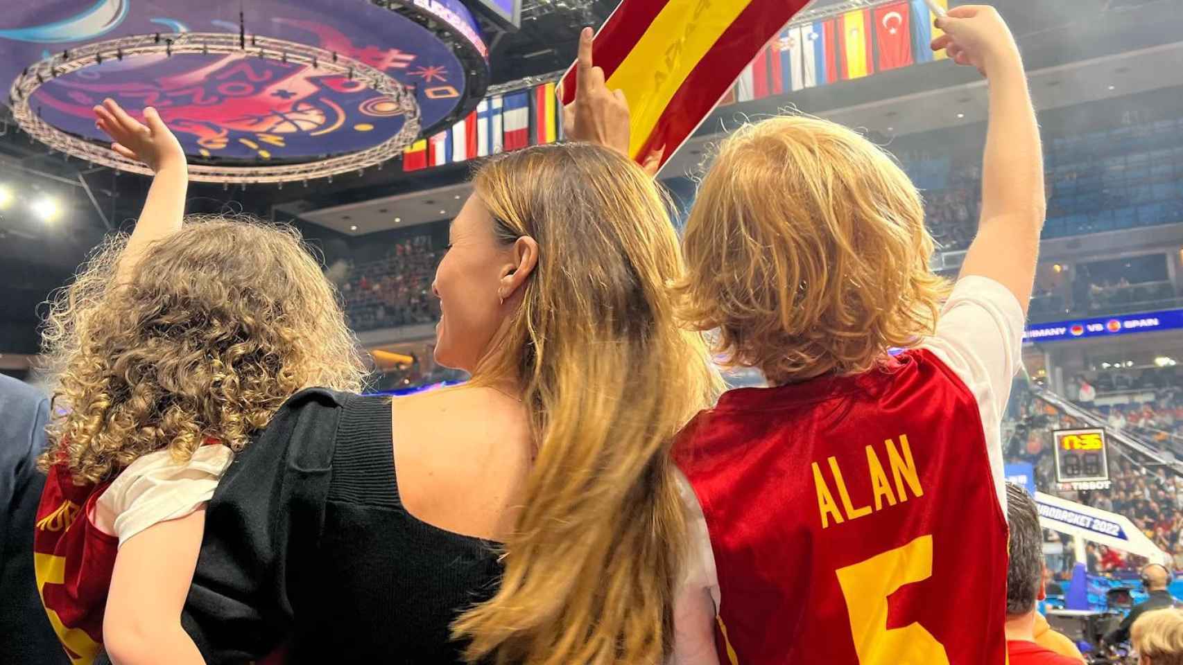 Helen Lindes y sus hijos apoyando a Rudy Fernández durante un juego.