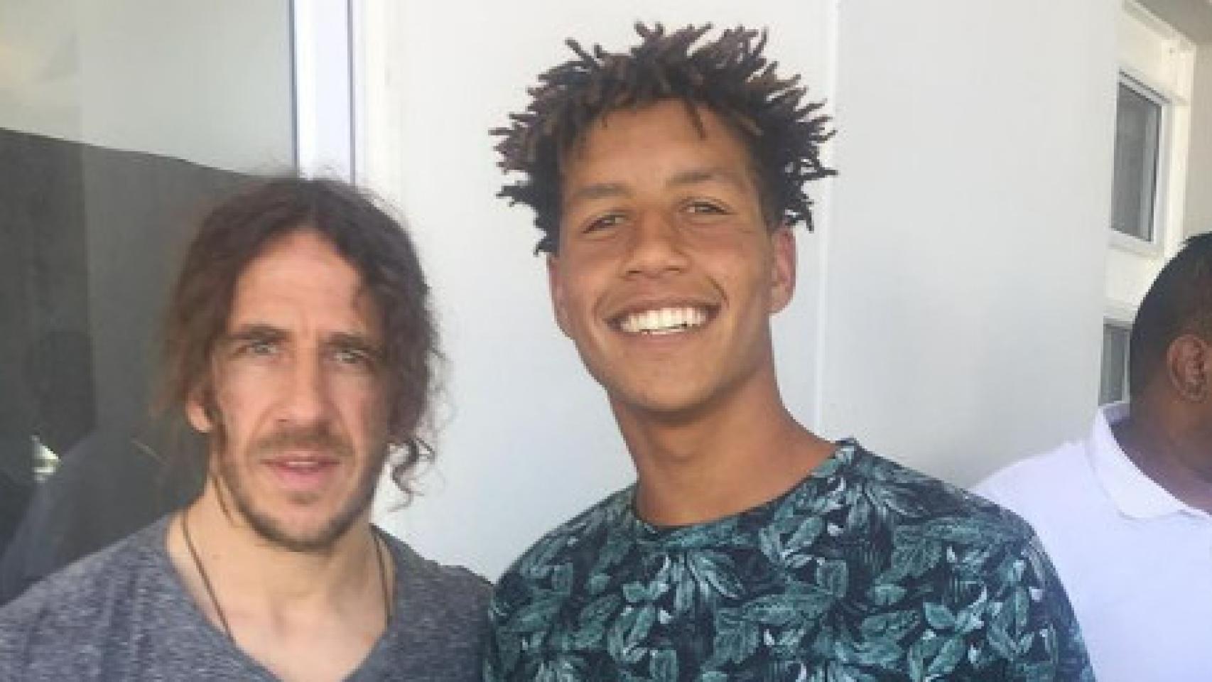 Luke Fleurs, junto a Carles Puyol.