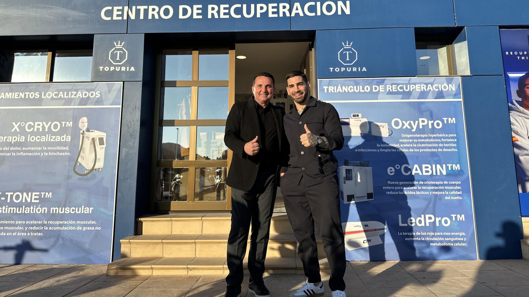 Ilia Topuria y el alcalde de La Nucía, Bernabé Cano.