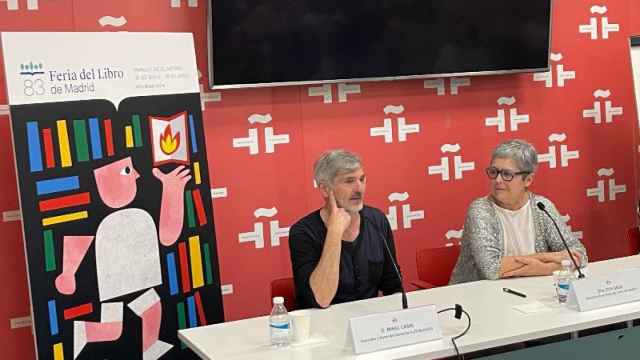 Mikel Casal y Eva Orúe en la presentación del cartel de la Feria del Libro de Madrid