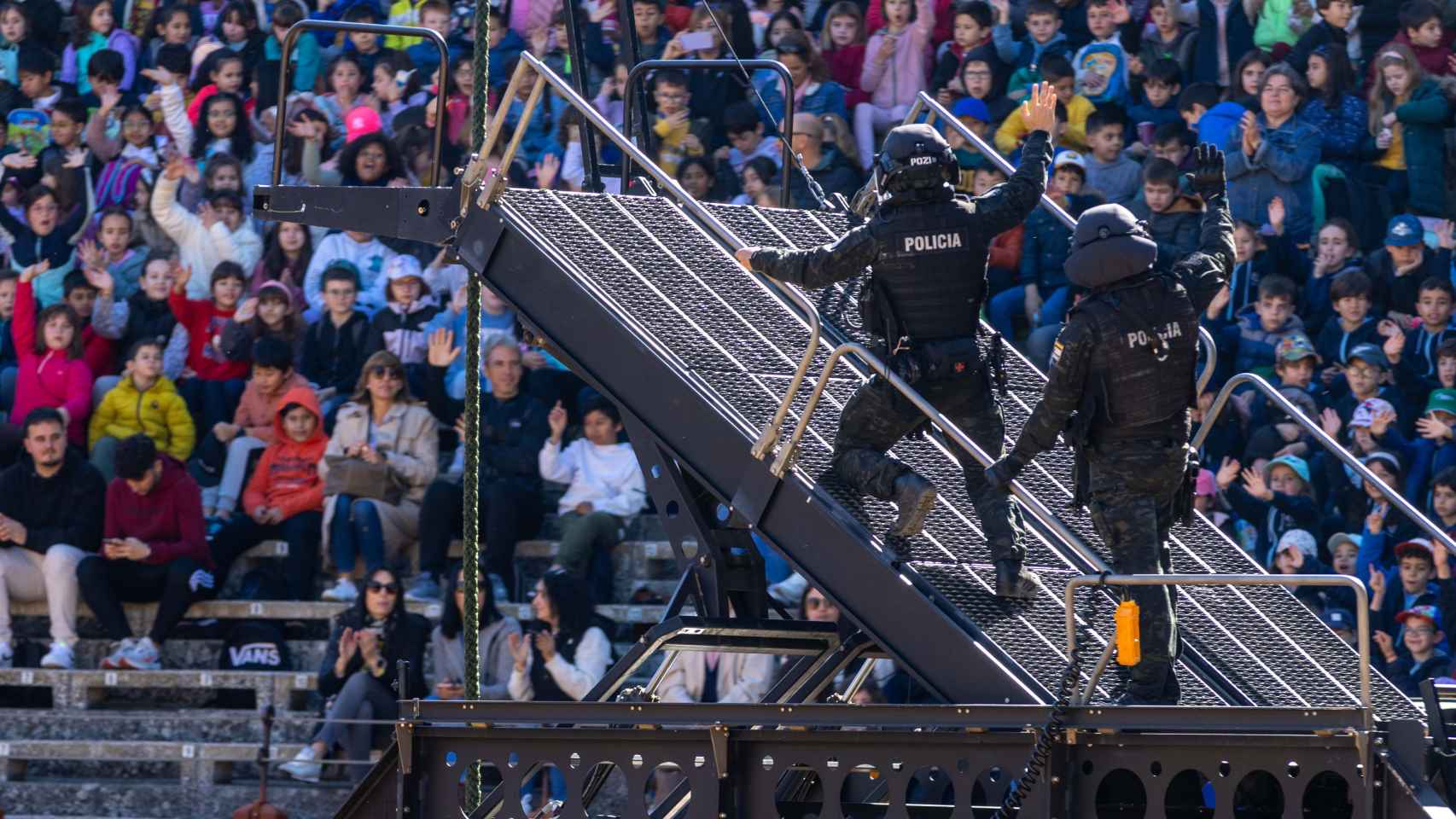 Una multitudinaria exhibición de la Policía Nacional deja espectaculares imágenes en Toledo