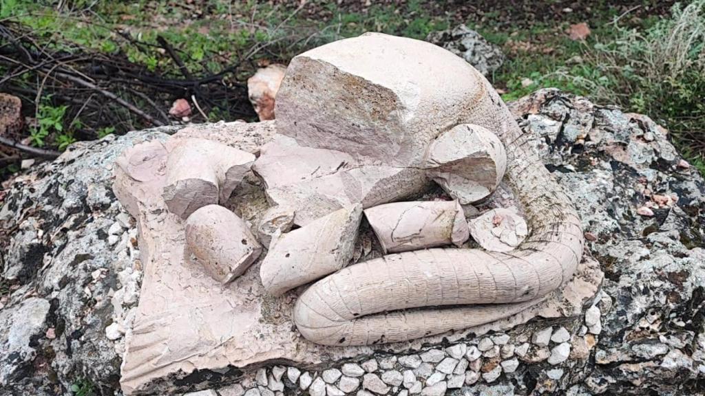 Escultura destrozada en Bogarra (Albacete). Foto: Ayuntamiento.