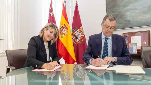 La alcaldesa de Cartagena, Noelia Arroyo (i) y el alcalde de Murcia, José Ballesta (d), durante la reunión de este miércoles.
