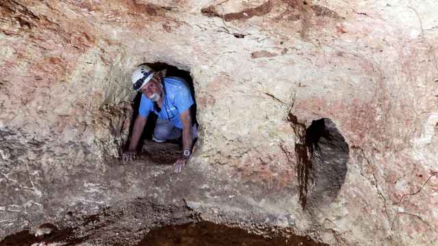 El historiador Yinon Shivtiel inspeccionando uno de los túneles.