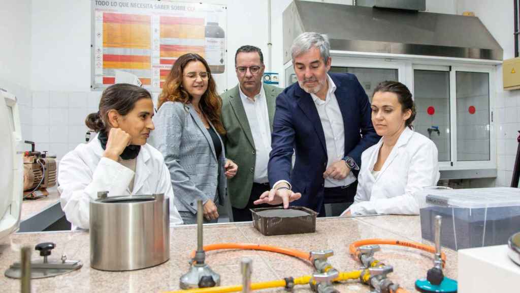 El presidente de Canarias, Fernando Clavijo, en una visita a las instalaciones del proyecto.