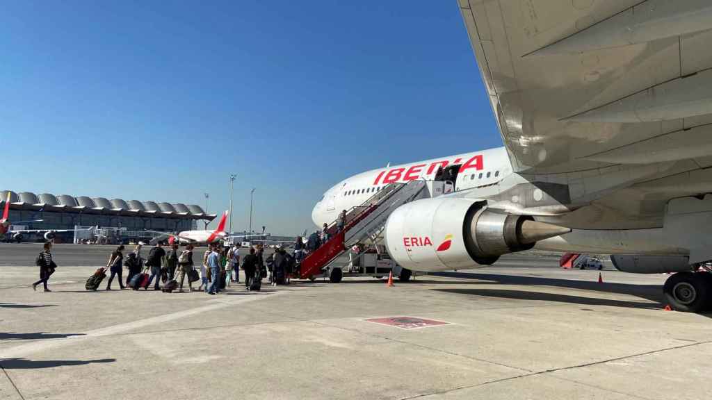 Pasajeros subiendo a un avión de Iberia