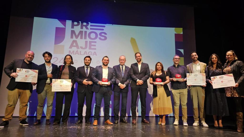 Fotografía de familia de premiados, directivos de AJE y autoridades.
