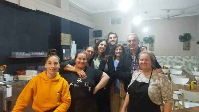 Fotografía de Antonia y empleados junto a algunos de los últimos clientes de El Laberinto.