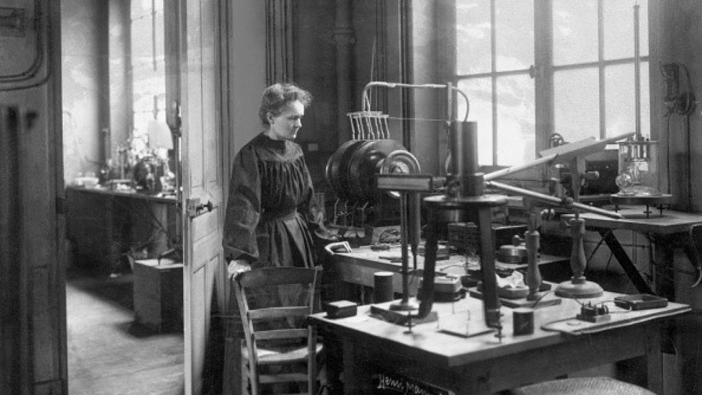 Marie Curie en su laboratorio.