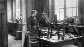 Marie Curie en su laboratorio.