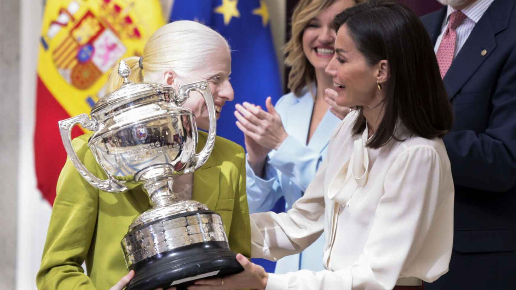 La Reina le entrega el premio a Susana González.