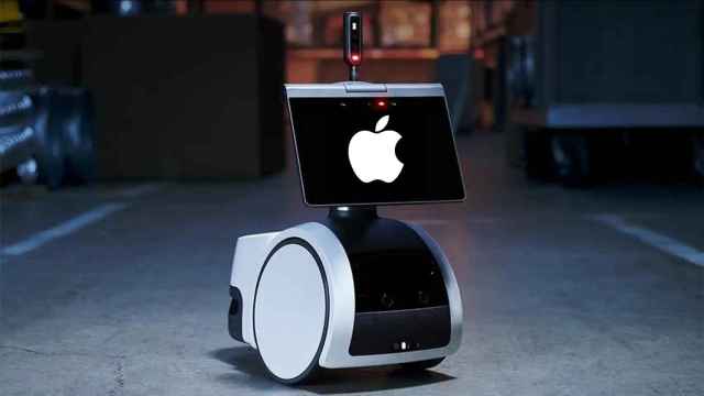 Montaje del robot Astro de Amazon con el logo de Apple