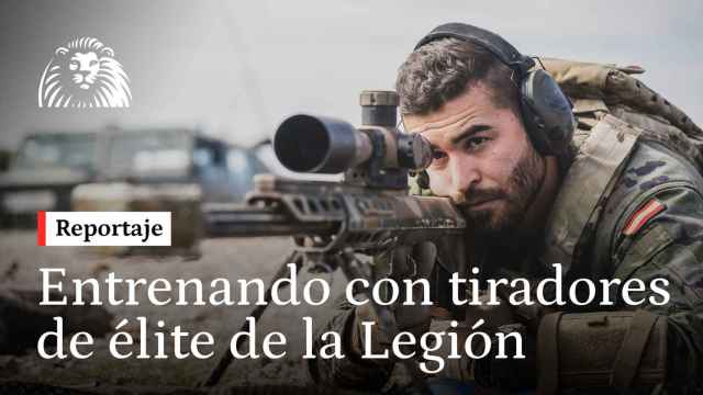 Los tiradores de precisión de la Legión Española abren las puertas durante una jornada de entrenamiento a El Español