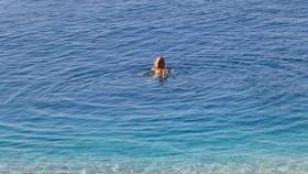 Una mujer disfruta de un agradable baño en la playa