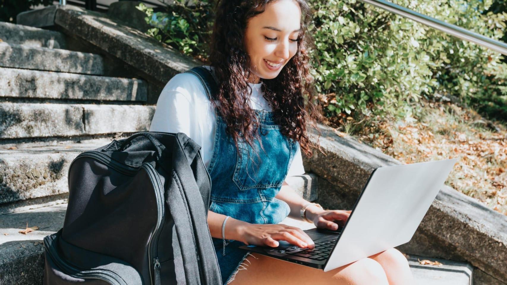 Una estudiante universitaria realiza una consulta en su ordenador