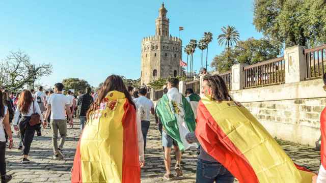 Jóvenes junto a la Torre del Oro de Sevilla
