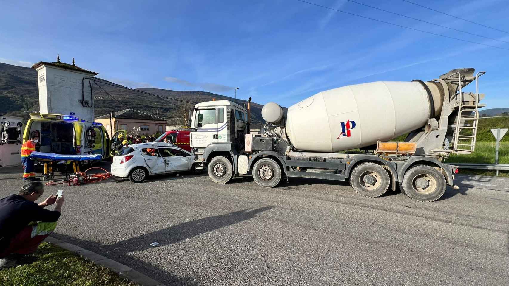Accidente entre un camión hormigonera y un turismo en O Barco de Valdeorras.