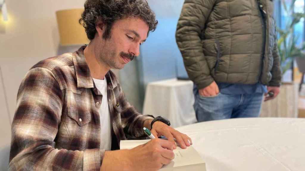 Luis García-Rey firmando libros en el Corte Inglés de Vigo.