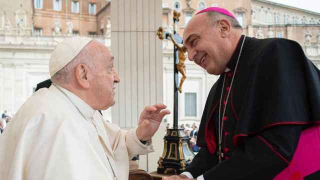El arzobispo de Valencia saluda al Papa Francisco en una audiencia reciente.