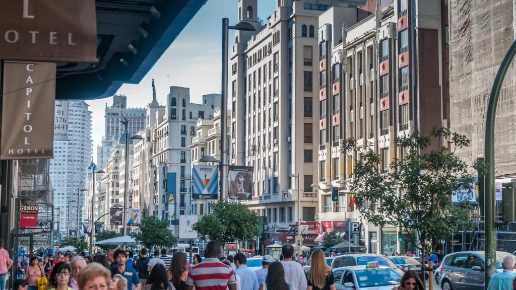 Personas paseando por la calle.