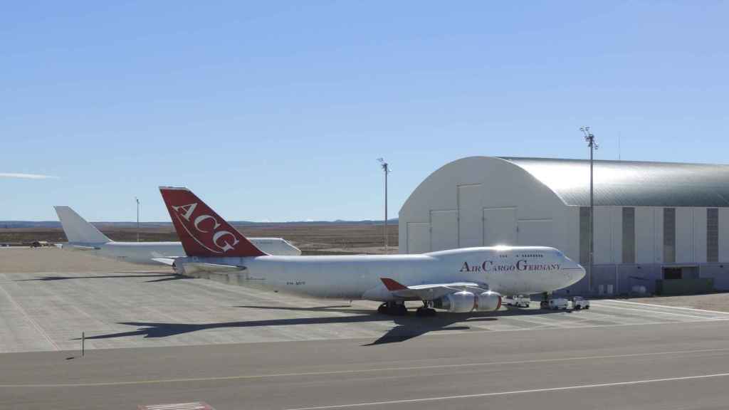 Un avión estacionado en el aeropuerto de Teruel.