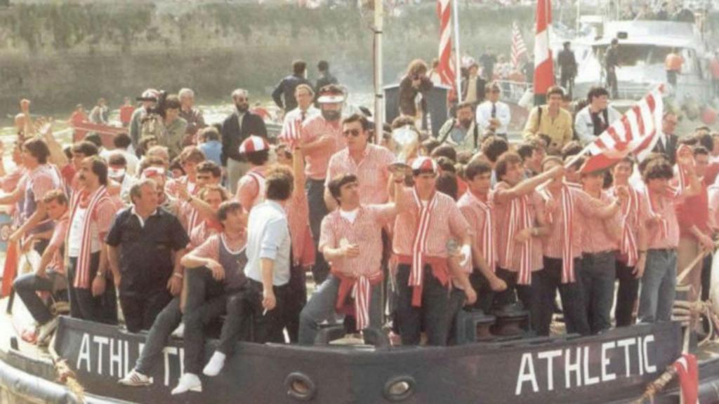 Celebración del Athletic en la ría de Bilbao en la Gabarra