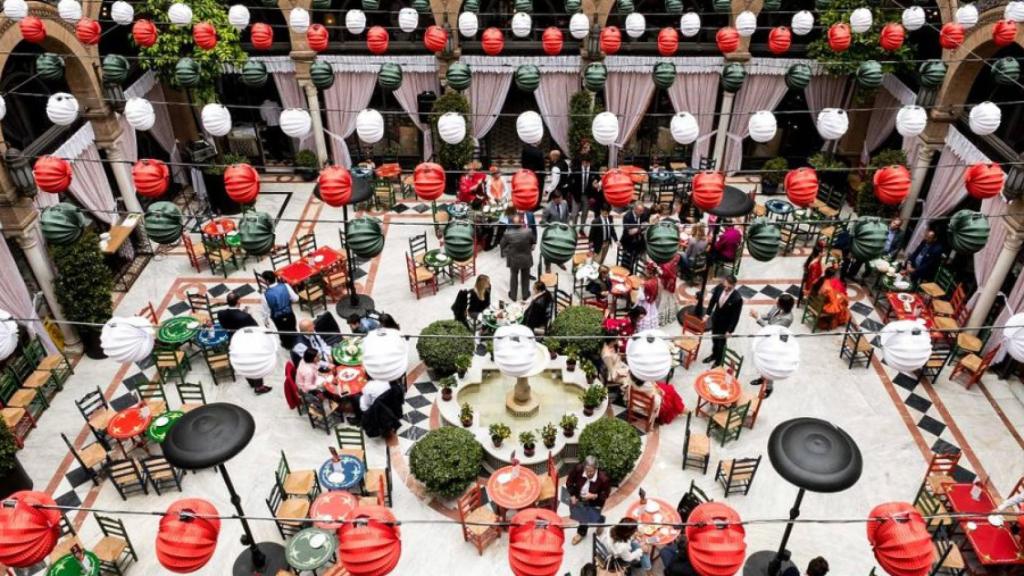 El patio del Alfonso XIII, con farolillos como si fuera una caseta de la Feria de Abril de Sevilla.