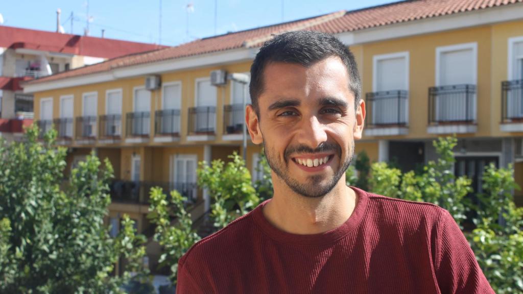 Juan Moral es un joven periodista sevillano.