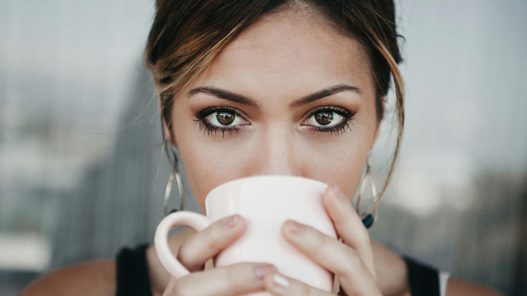 El sencillo truco del café para eliminar las canas de las cejas.