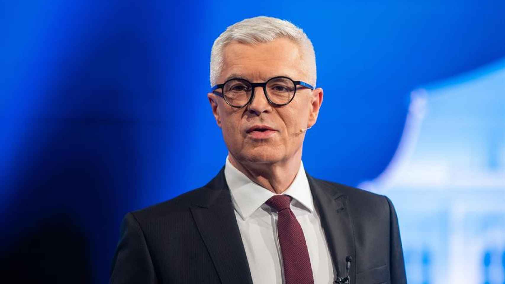 l candidato presidencial eslovaco, el ex Ministro de Asuntos Exteriores Ivan Korcok, asiste a un debate televisivo en RTVS (Radio y Televisión de Eslovaquia) antes de la segunda vuelta de las elecciones presidenciales eslovacas en Bratislava.