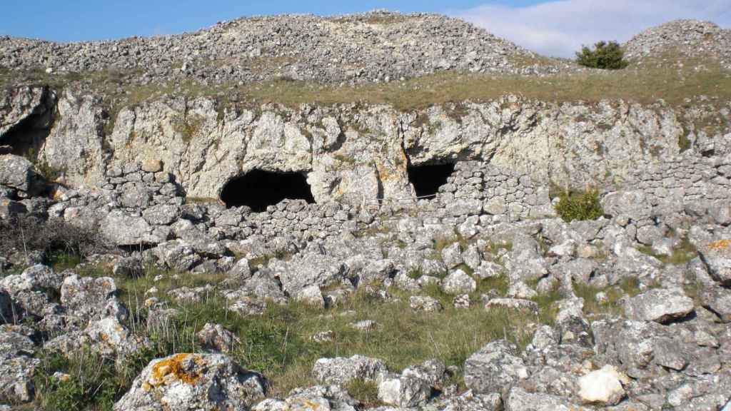 Ruinas de cuevas y barracones